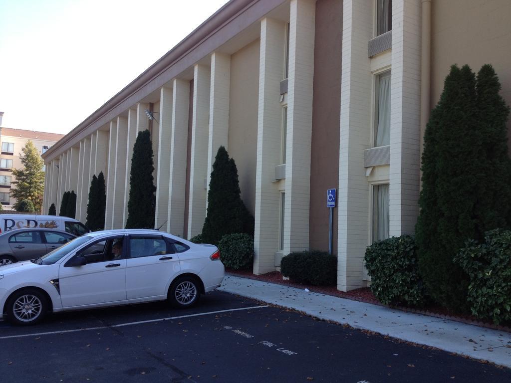 Baymont By Wyndham Charlotte-Airport Coliseum Exterior foto
